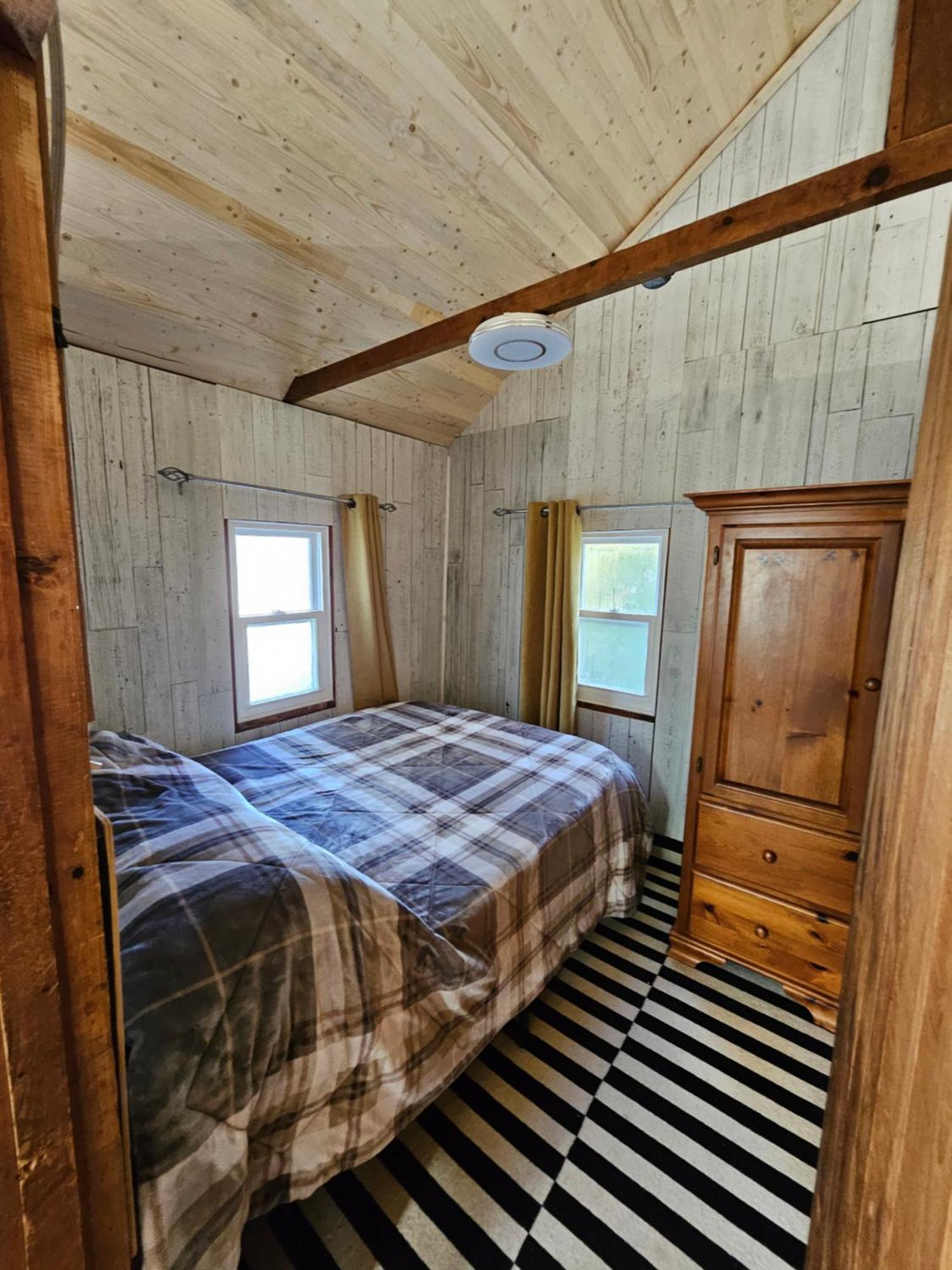 Fun Place With A Sandy Beach For Swimming, Boating, And Fishing, Featuring 3 Available Cabins Fenelon Falls Exterior foto